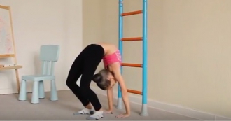 видео: упражнения на гибкость для детей от Wallbarz
